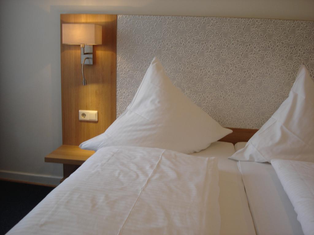 Rhein-Hotel Андернах Экстерьер фото